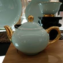 金鑲玉青釉茶壺