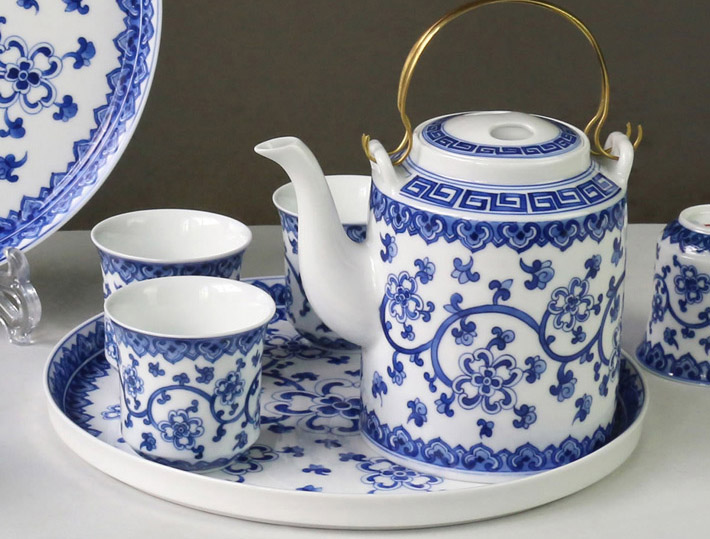 8頭手繪青花(huā)茶具(ju)盛(sheng)世藍地