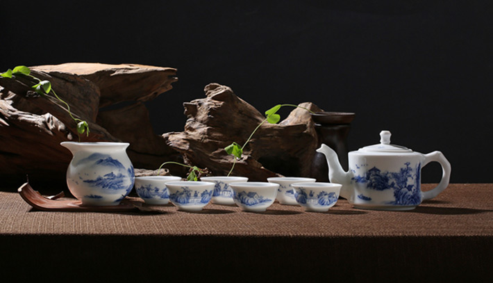 8頭手繪茶具(ju)青花(huā)山(shān)水
