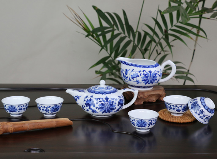 8頭手繪青花(huā)工(gong)夫茶具(ju)洋蓮