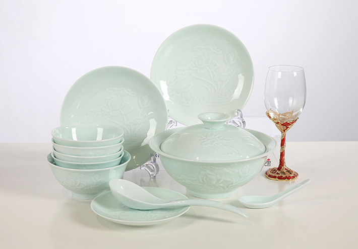 32頭影青雕刻餐具(ju)荷花(huā)